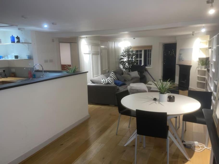 Spacious 2 Bedroom Apartment In The Heart Of Soho. London Exterior photo